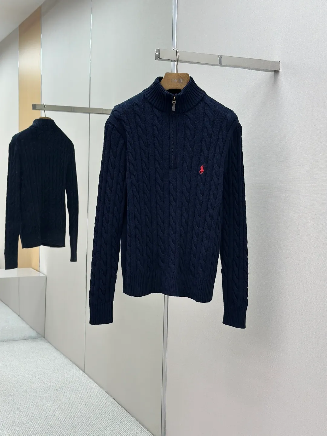 P430 Ralph Lauren 25FW cable-knitted half-zip sweater. Made of custom-woven cotton cable-knit thick-knit wool. It has a fine texture and is comfortable and close to the skin. It is mainly made of pure snowy off-white color and demonstrates silent elegance. The classic cable-knitted structural design injects soul. The arrangement is precise and orderly. The exquisite pony logo is embellished with it. It has an atmosphere of freedom and vitality. It is highly recognizable. The zipper half-high collar design has just the right sense of gorgeousness. It interprets high-end style with unique details. Adhere to the eternal elegance and taste. Process 1: Adopt imported machine embroidery technology. Use advanced computer control systems and precision mechanical components to achieve iconic pony embroidery operations with high precision and smooth and delicate lines. Process 2: Three-dimensional cable weaving. Through clever shifting and interweaving of coils, adjacent coils are cross-shifted to form a twisting effect of cable ties. The lines are smooth and regular. Time-consuming and laborious. Process 3: Garment washing water is added to soften and deodorize the process. Professional washing equipment and specific detergents are used. Deep clean and deodorize clothes Improve the feel and appearance of clothes Accessories: Customized Ralph Lauren zippers Customized leather lanyard Customized Ralph Lauren logo Fit: Fitted Fit Size: S M L XL